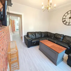 https://stylish-victorian-home-3br-airport-m1-6-beds-sleeps-10.cambridgehotelsuk.com