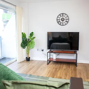 https://central-2-bed-flat-leeds-city-centre-for-relocatlors.yorkshirehotels.net